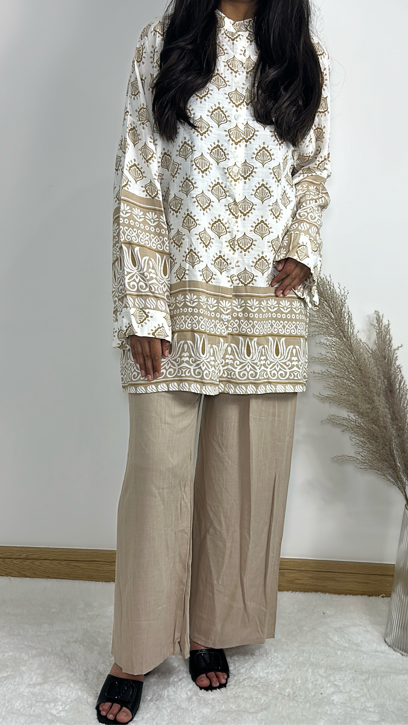 Amara in beige