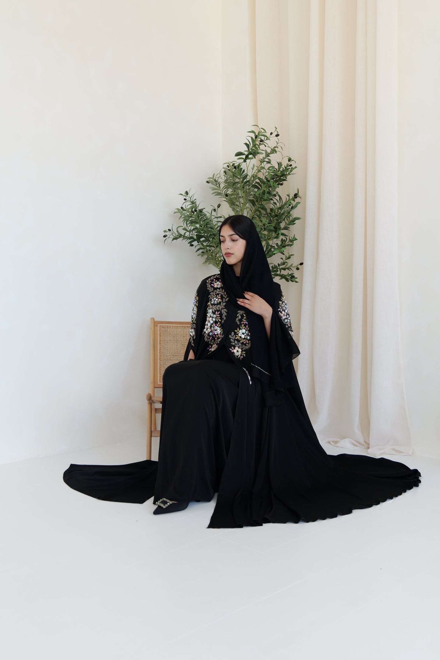 Hadiyah Abaya in black
